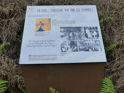 Sentier des Fileuses - Carré de soie