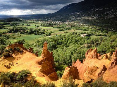 RUSTREL - Tour du Colorado provençal et dalle à empreintes